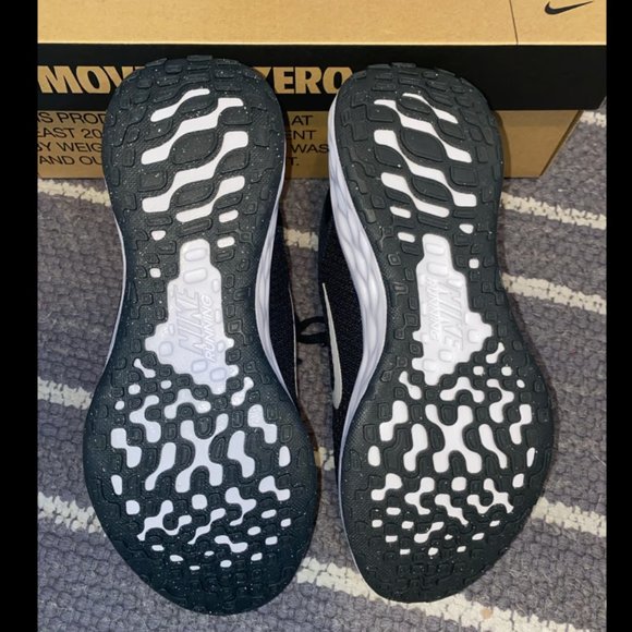 Size women's 6 black and white Nike revolution 6 NN atheltic shoes/running shoes - Picture 5 of 5